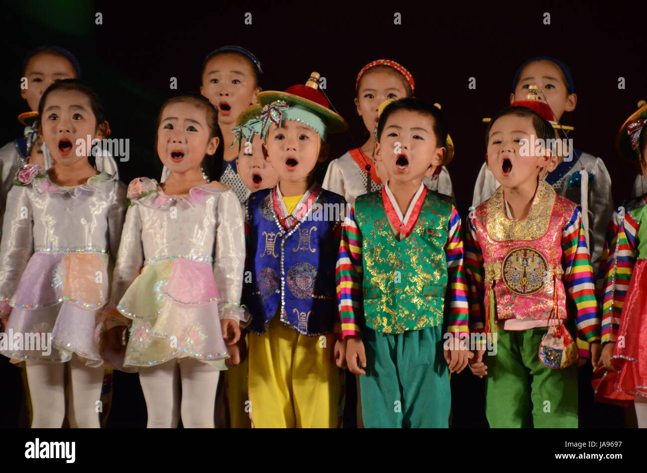 La Corée du Nord les enfants jouer de la musique et de la danse dans la ville de Rason. Saluant les chansons 'grande' et 'cher Leaders' Kim Il Sung et Kim Jong-il. Banque D'Images