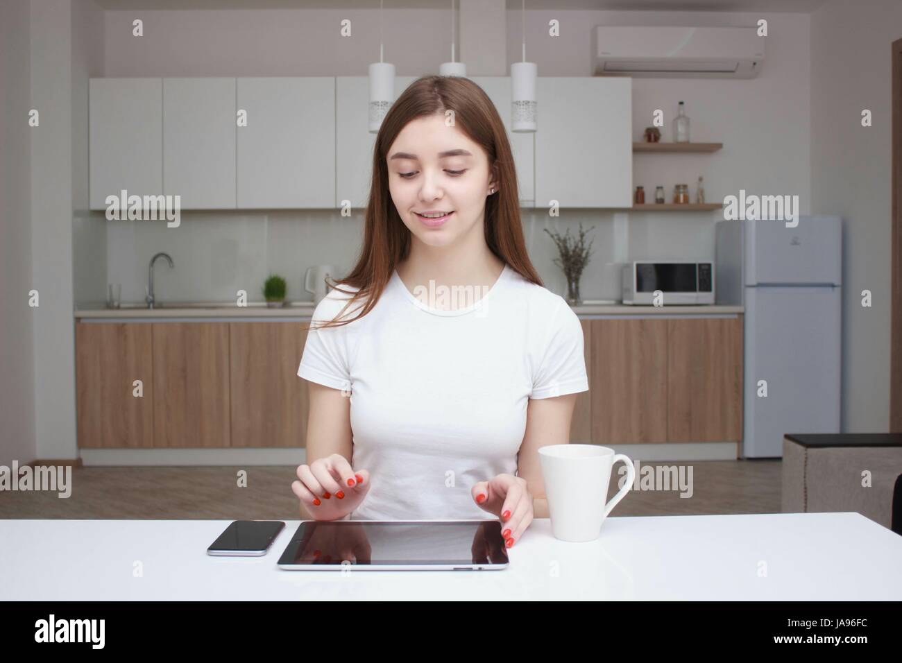 Jeune femme fait des achats en ligne par tablet computer Banque D'Images
