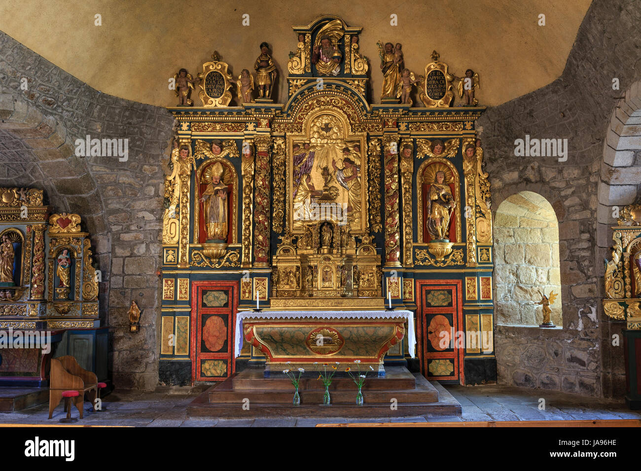 La France, Cantal, Parc Naturel Régional des volcans d'Auvergne, d'Apchon, église Saint Blaise, des retables sculptés en chêne, peint et doré Banque D'Images