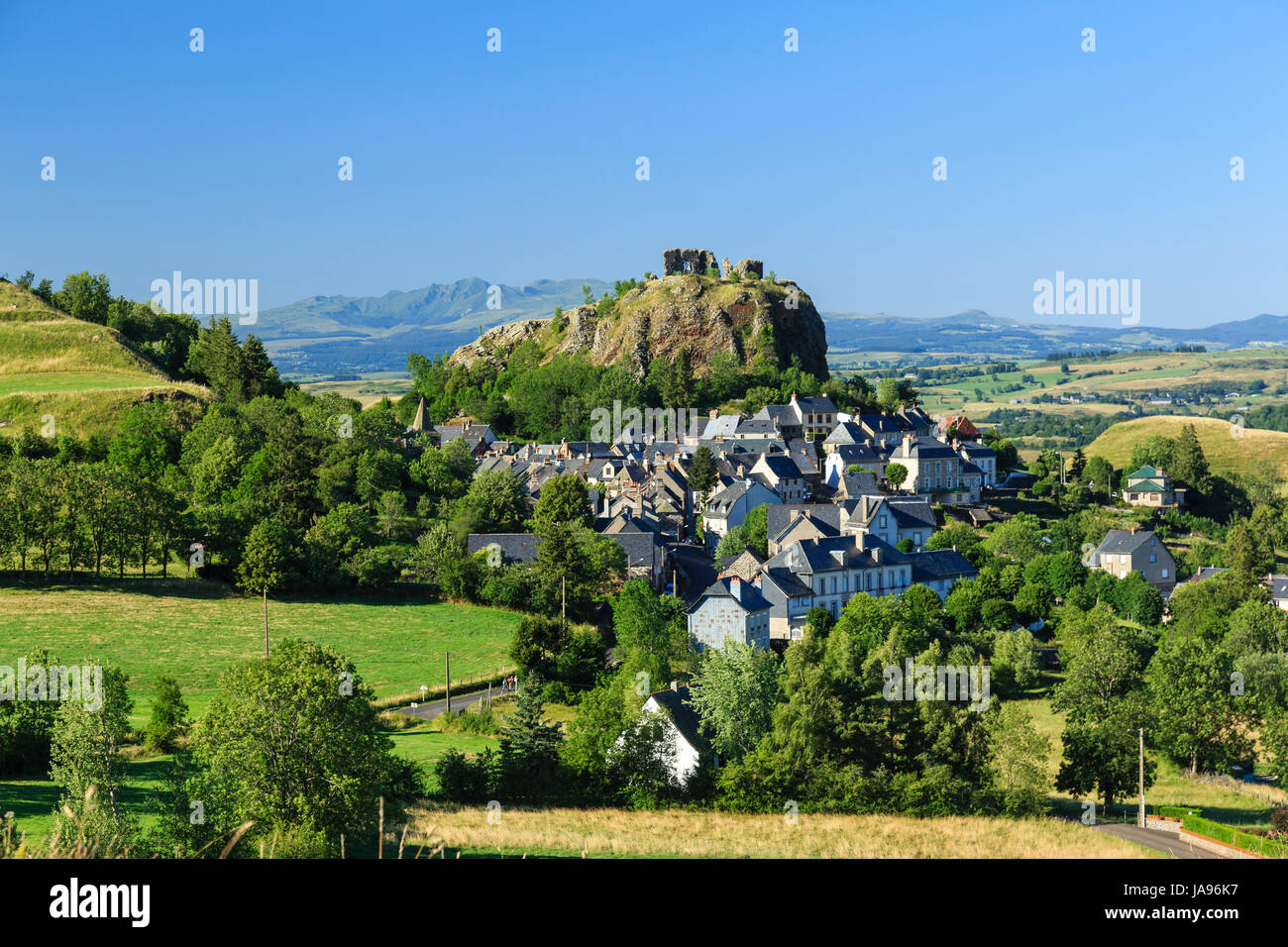 La France, Cantal, Parc Naturel Régional des volcans d'Auvergne, d'Apchon, le village et les ruines du château situé au sommet d'un dyke basaltique Banque D'Images