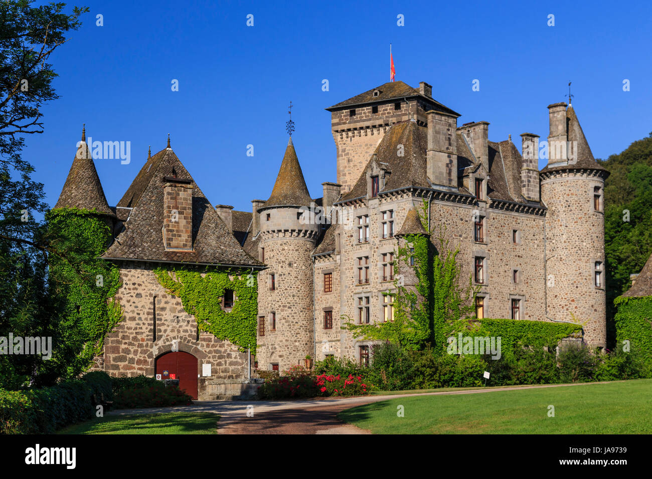 La France, Cantal, Aurillac, château de Pesteils, ancienne forteresse de Polminhac construit sur un promontoire rocheux dominant la ville Banque D'Images