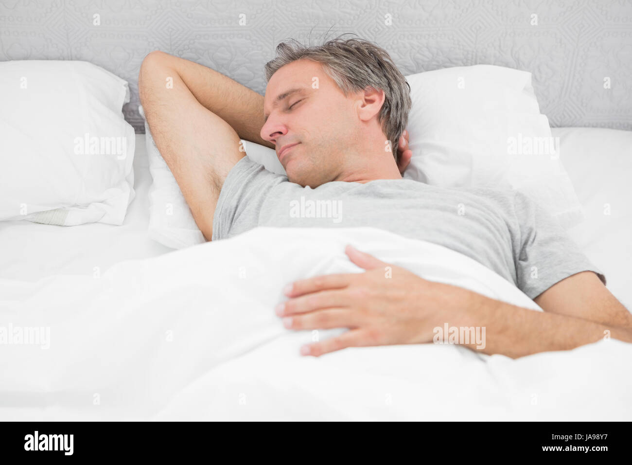 L'homme dormir dans son lit à la maison Photo Stock - Alamy