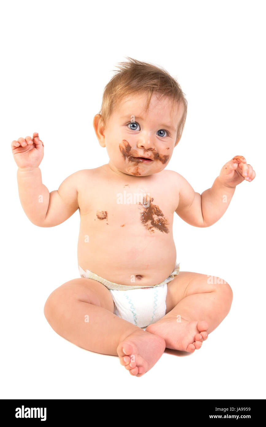 Magnifique petit garçon couvert de chocolat isolé en fond blanc Banque D'Images