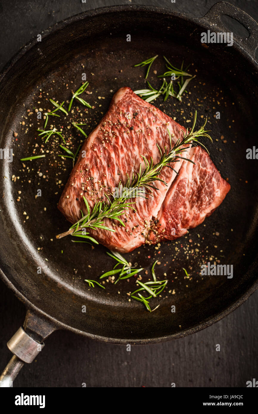 Close up matières faux filet de boeuf wagyu steak au poivre sur pan sombre. Restaurant Banque D'Images