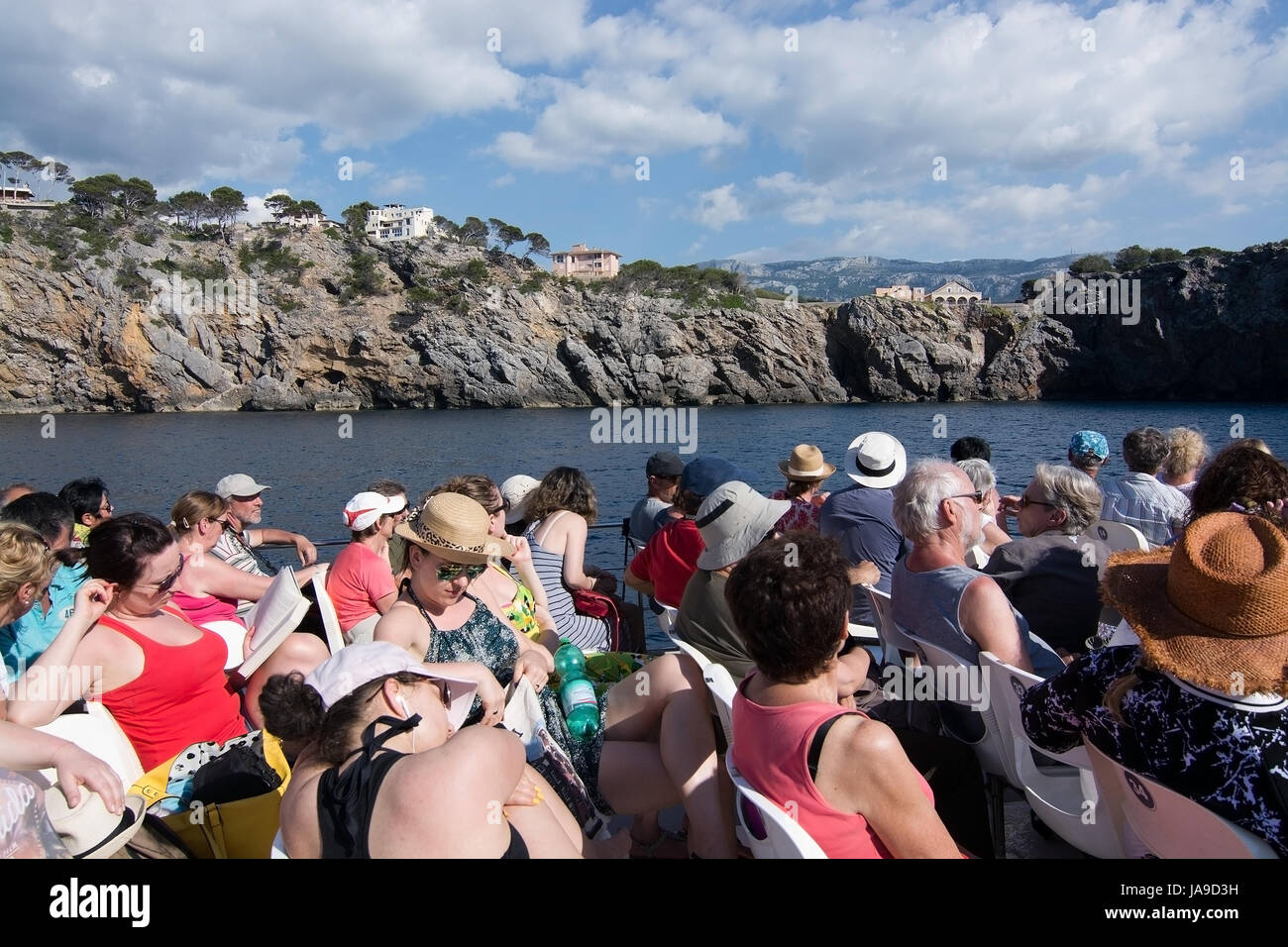 PORT DE SOLLER, Majorque, Espagne - 15 MAI 2015 : les gens sur un bateau d'excursion entre Cala Tuent et Port de Soller sur une journée ensoleillée en mai le 15 mai 2017 dans C Banque D'Images