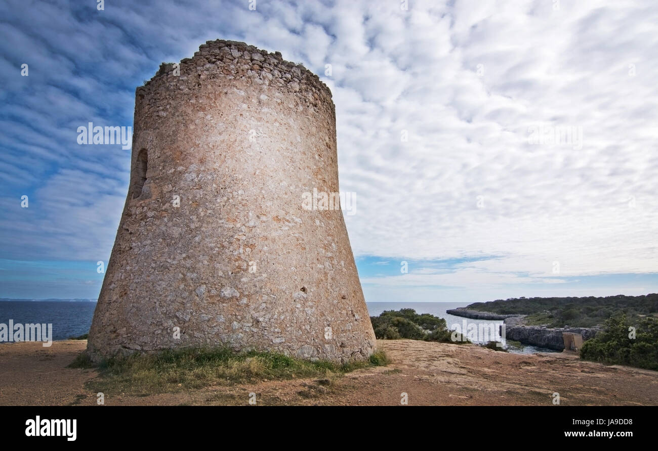 Cala Pi Tour et vue sur l'océan vers l'horizon de l'île de Cabrera, Espagne. Banque D'Images