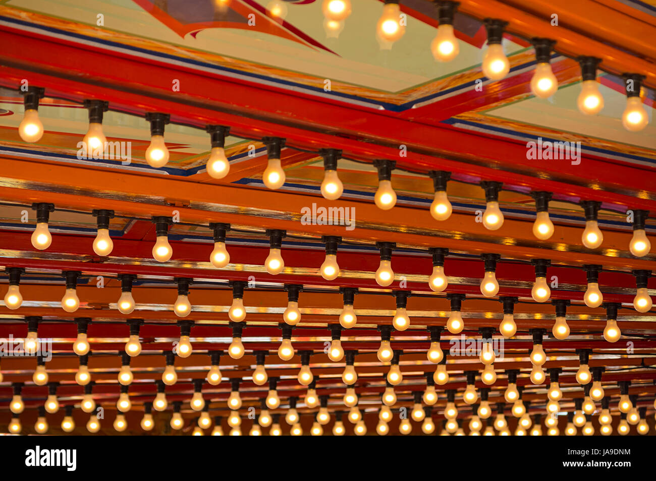 Les ampoules d'un caroucel à vintage amusement park Banque D'Images