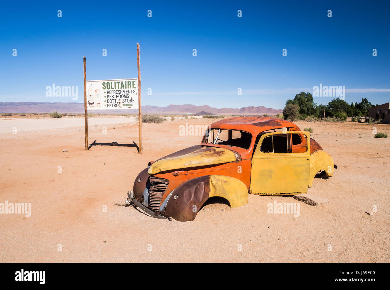 Vieille carcasse de voiture laissée en solitaire sur le désert du Namib, Namibie. Banque D'Images