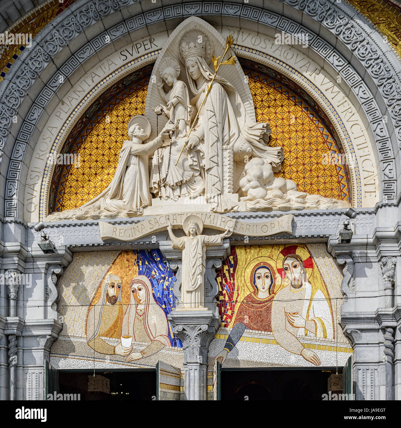 France, Hautes Pyrenees, sanctuaire de Notre-Dame de Lourdes. Détail de la porte principale de la basilique du Rosaire. Banque D'Images