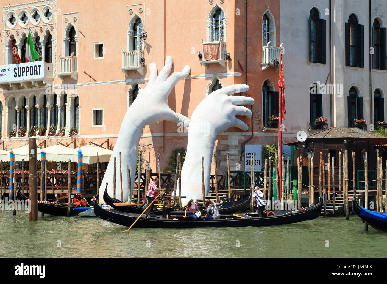 Art Biennale Venise 2017. SUPPORT D'exposition par Lorenzo Quinn. Banque D'Images
