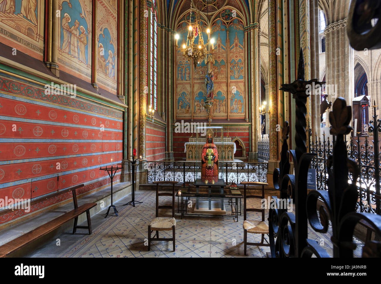 France, Haute Vienne, Limoges, cathédrale Saint Etienne, dans la chapelle de la Vierge, Notre Dame de la pleine lumière, charme contemporain sculpture émaillée Banque D'Images