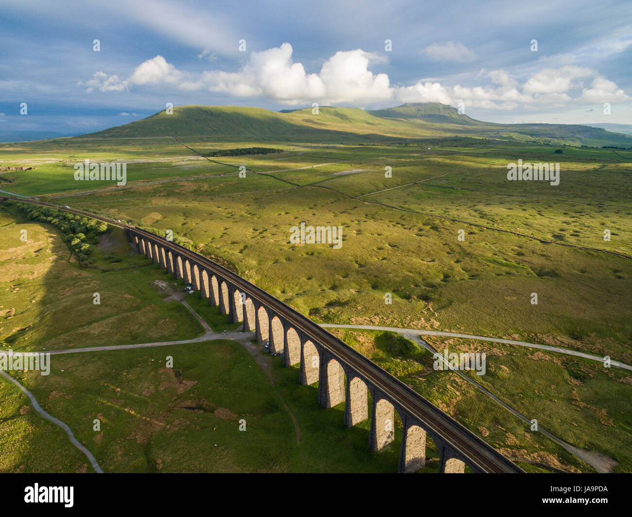 Le magnifique viaduc Ribblehead dans Yorkshire du Nord, situé dans l'ombre de Whernside et Ingleborough, deux des trois pics célèbres "Dales". Banque D'Images