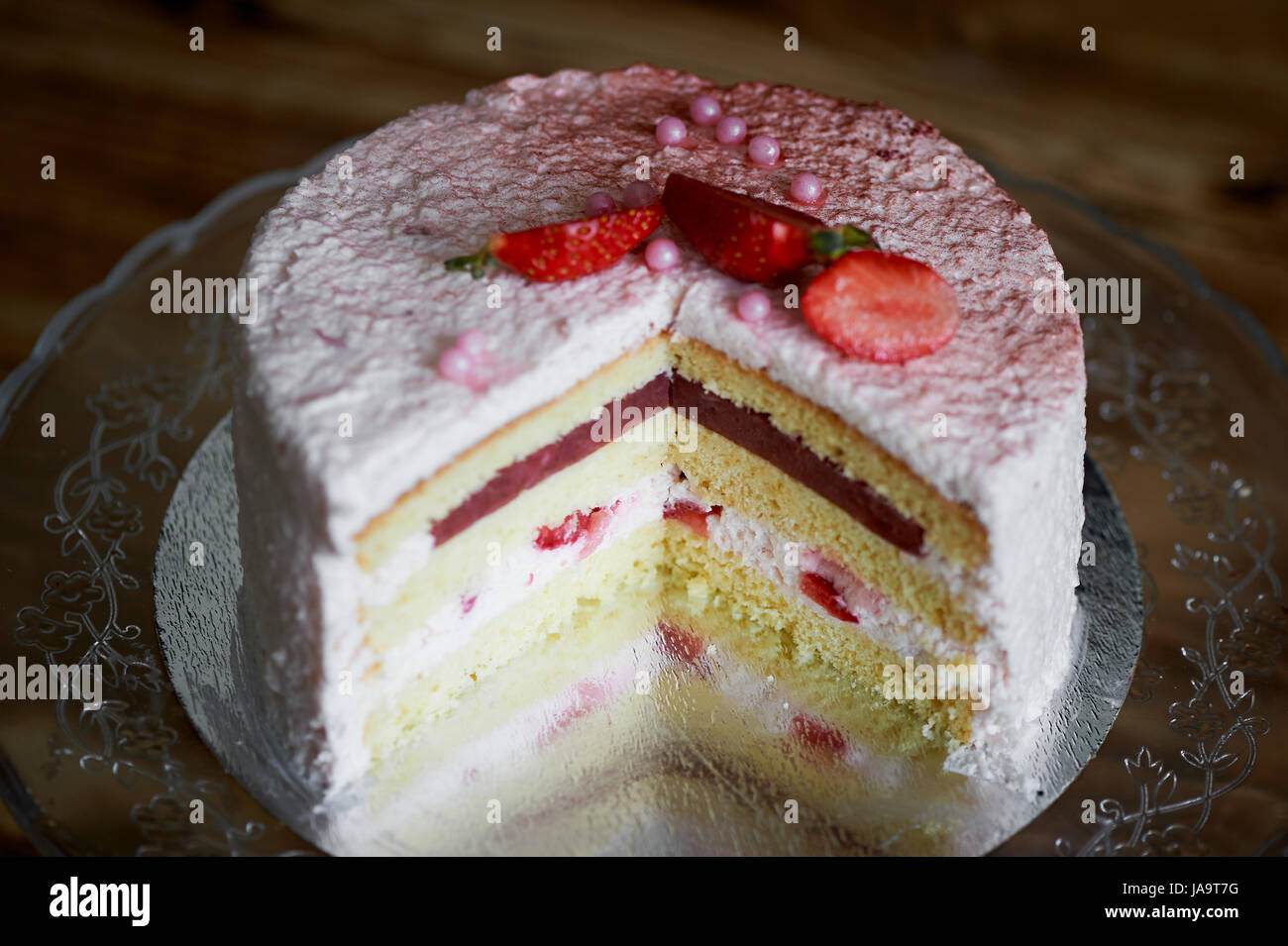 Le Patissier Couper Le Gateau Gateau Au Yaourt A La Fraise Se Compose De Beurre Gateaux Recouverts De Vivre A Base De Creme De Yogourt Aux Fraises Garniture Fraises Et Fraises Confites Le Patissier Couper Le Gateau Gateau Au Yaourt A La Fraise Se Compose De Beurre Gateaux Recouverts De Vivre A Base De Creme De Yogourt Aux Fraises Garniture Fraises Et Fraises Confites