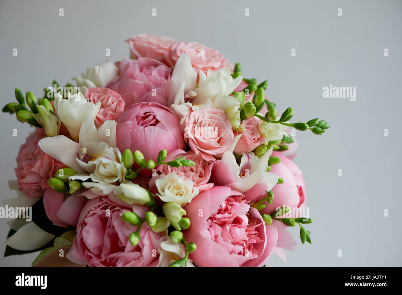 Le bouquet de mariée de rose doux de pivoines et roses blanches ...