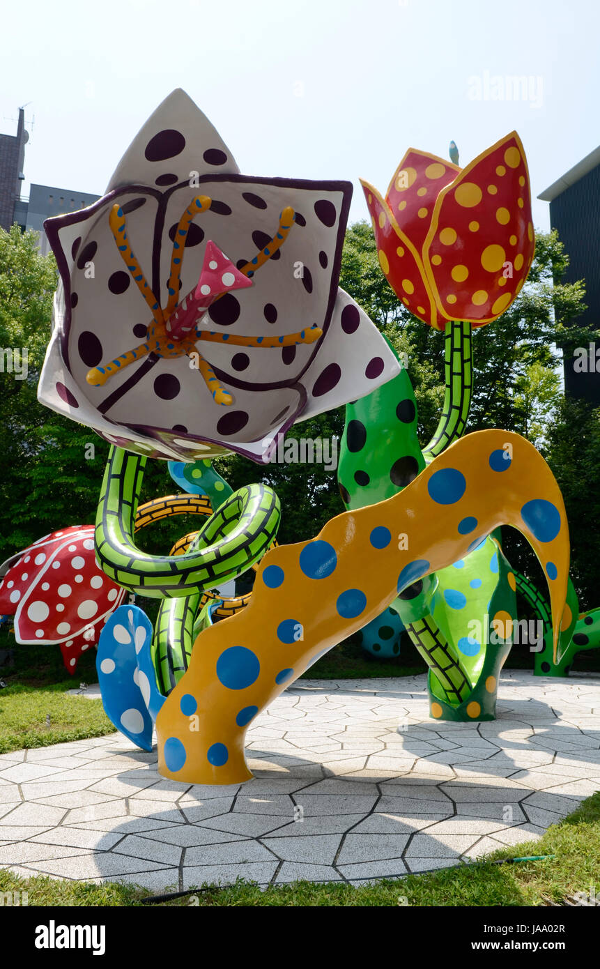 YAYOI KUSAMA - Musée d'Art de la ville de Matsumoto - organise une exposition de l'artiste local Yayoi Kusama intitulé l'éternité de l'éternité de l'éternité du 14 Nov - 04 Nov 2012. À l'arrivée, les visiteurs sont accueillis par de grandes sculptures intitulé 'La tulipe fleurs visionnaire' - Matsumoto, Nagano, Japon Pefecture - 28 juillet 2012. Crédit photo : George Chin/IconicPix Banque D'Images