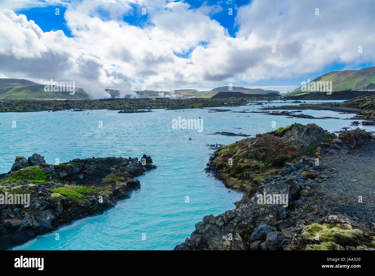 Paysage volcanique et piscines d'eau chaude près du lagon bleu, dans un champ de lave en Grindavik sur la péninsule de Reykjanes, au sud-ouest de l'Islande Banque D'Images