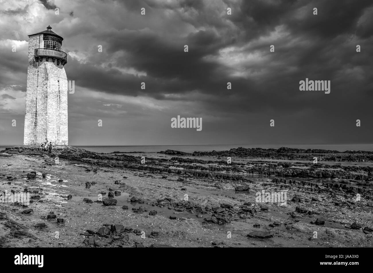 L'approche de tempête Southerness Lighthouse, Dumfries et Galloway, en Écosse. Noir et blanc. Banque D'Images