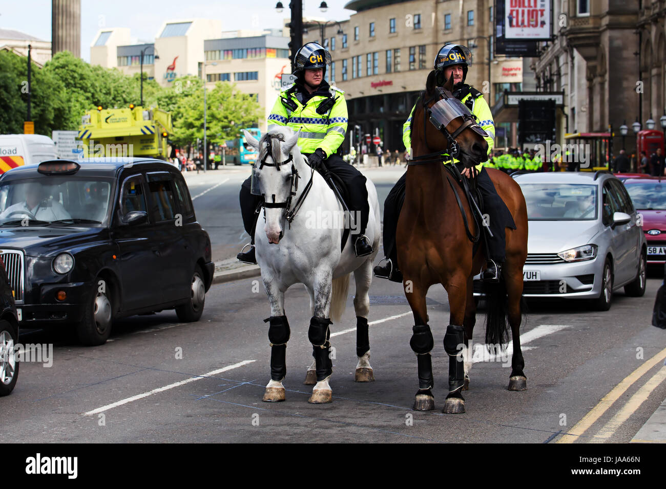 Canada de les préparer pour contrôler la foule lors d'une Ligue de défense anglaise à Liverpool Mars UK. Banque D'Images