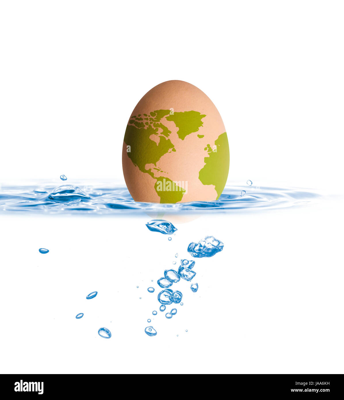 Carte du monde avec des oeufs dans la Blue Water drop avec profondeur de champ Banque D'Images