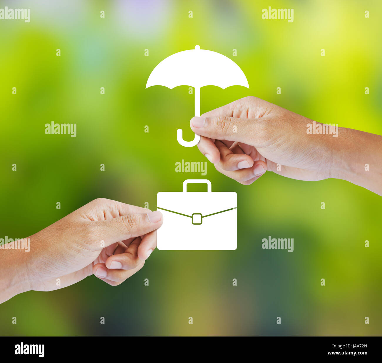 Assurance d'entreprise concept avec un parapluie porte-documents d'affaires couvrant Banque D'Images