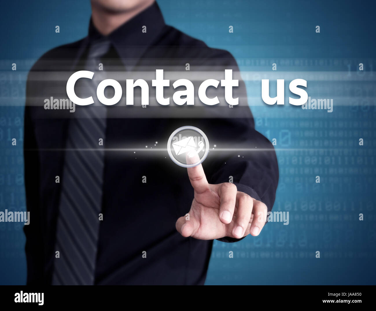 Businessman hand poussant bouton Contactez-nous sur une interface d'écran tactile, technologie concept Banque D'Images