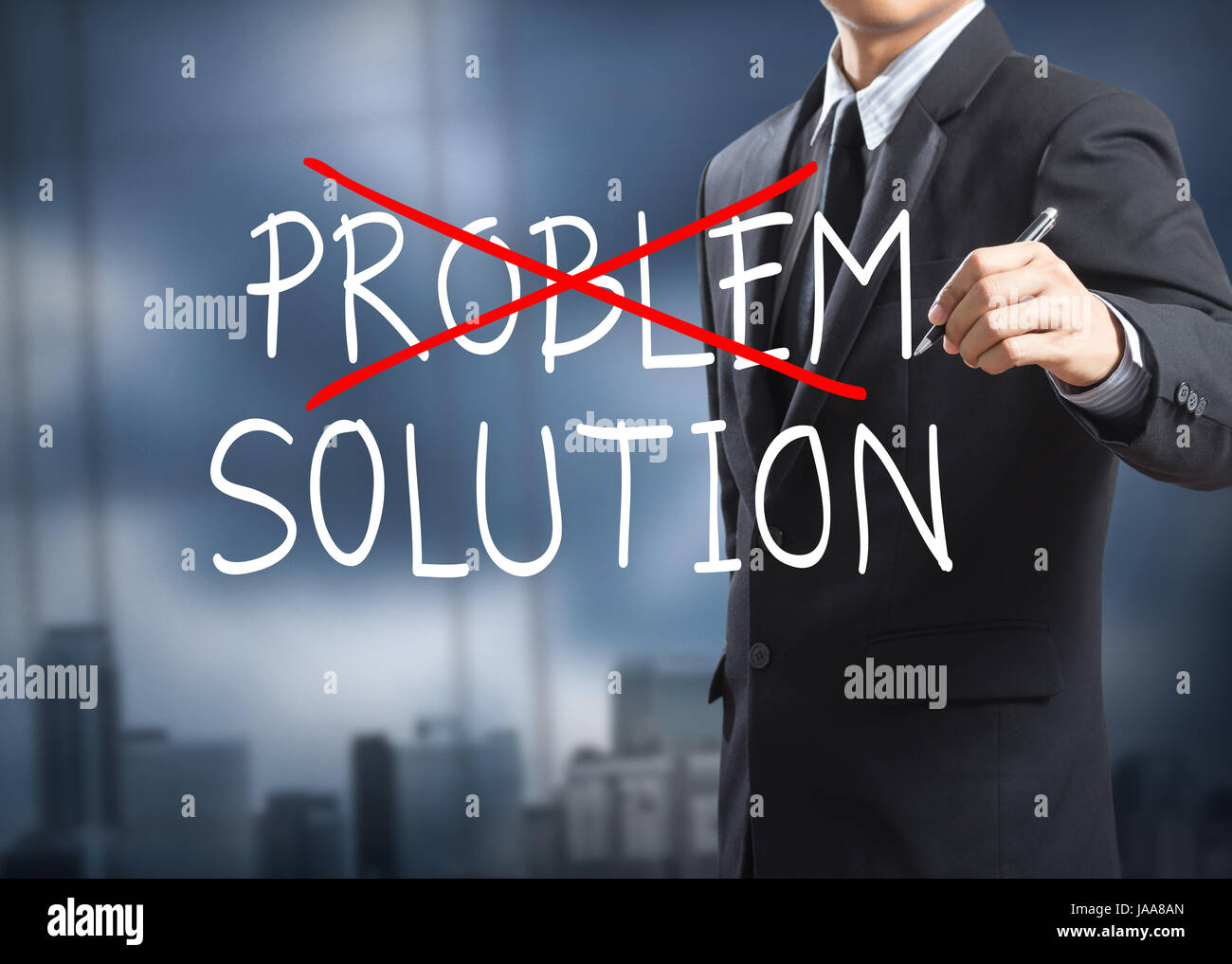 Businessman drawing et raturant des problème et trouver la solution Banque D'Images