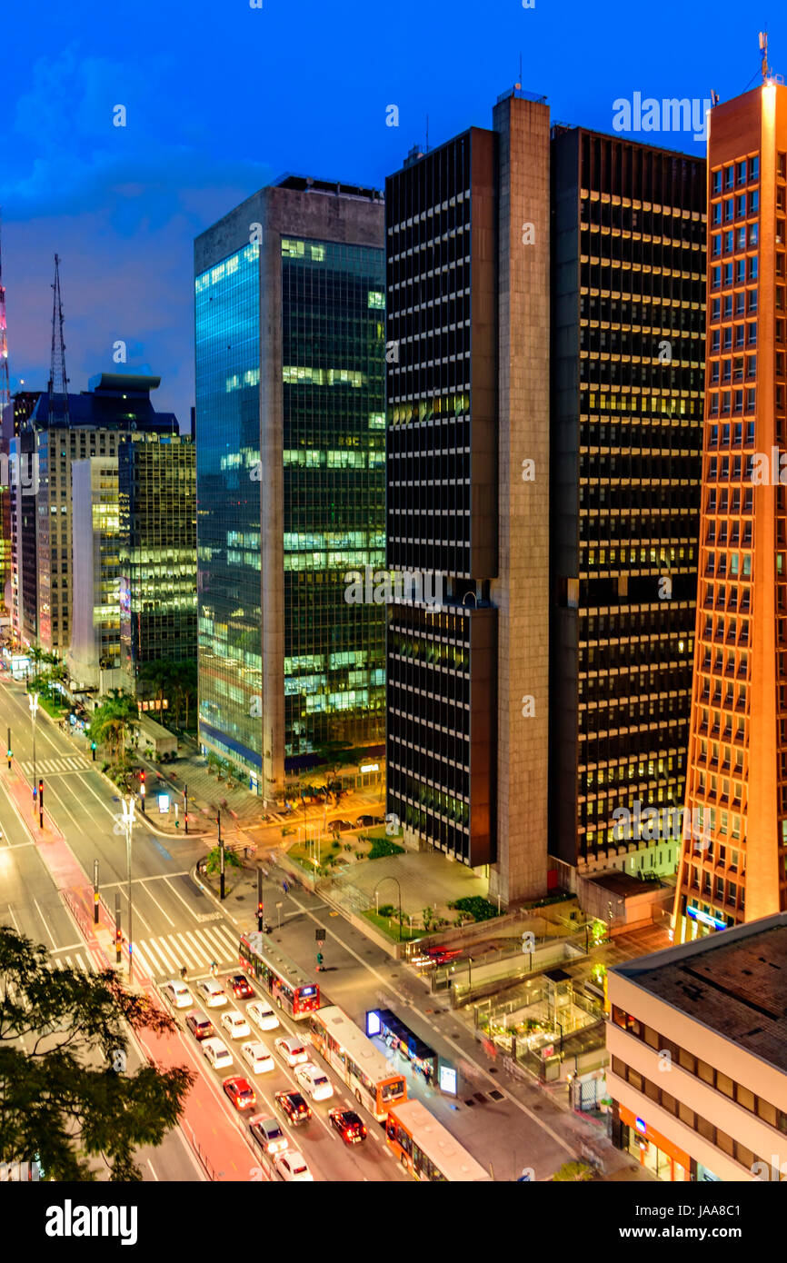 Vue nocturne de la célèbre Avenue Paulista, le centre financier de la ville et l'un des principaux lieux de São Paulo, Brésil Banque D'Images