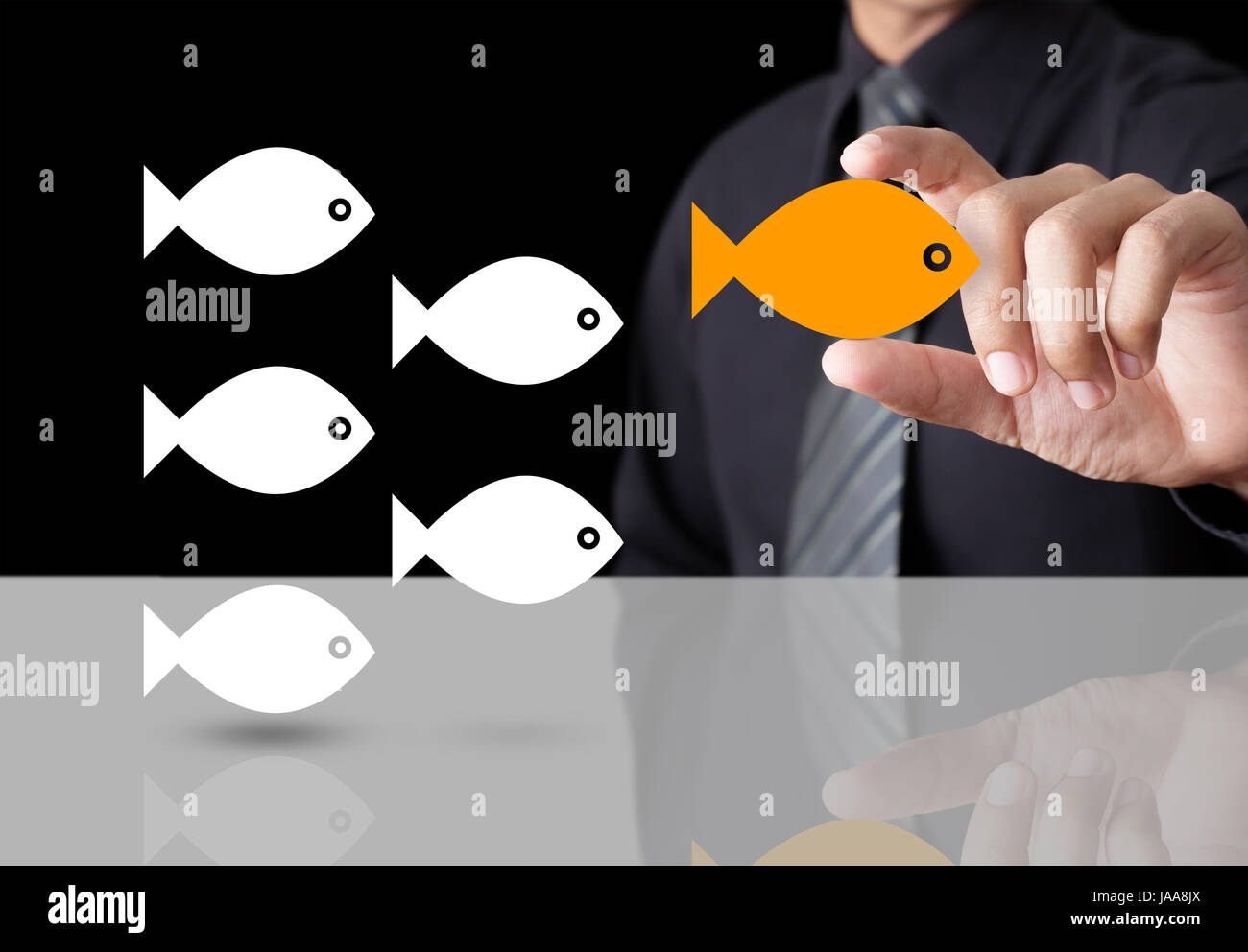 Poisson rouge montrant l'individualité leader concept Réussite Banque D'Images