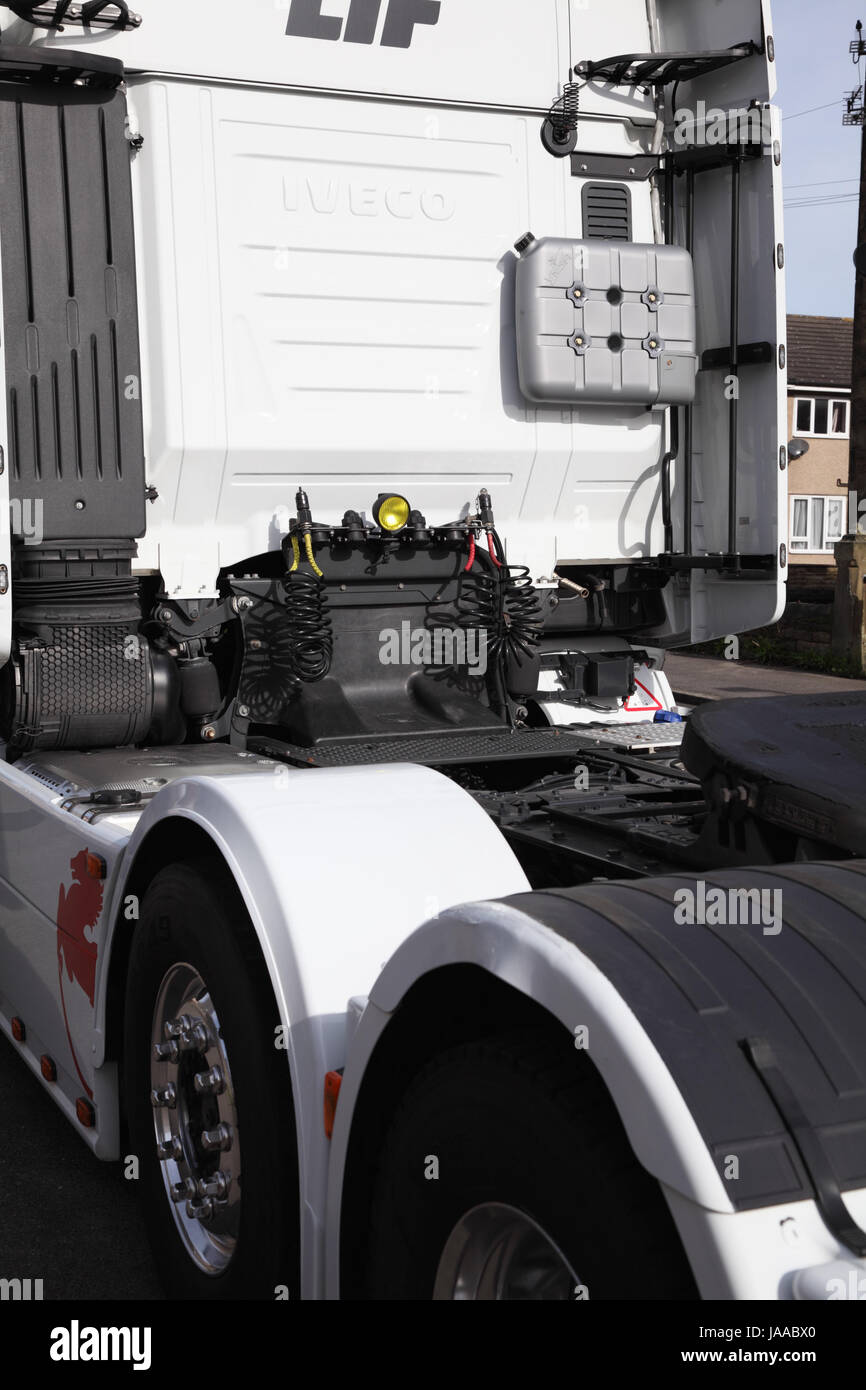 Tracteur camion articulé montrant des branchements hydrauliques. Banque D'Images