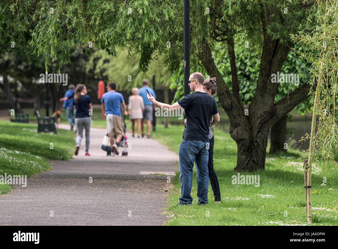 Un couple de prendre un dans un parc. selfies Banque D'Images