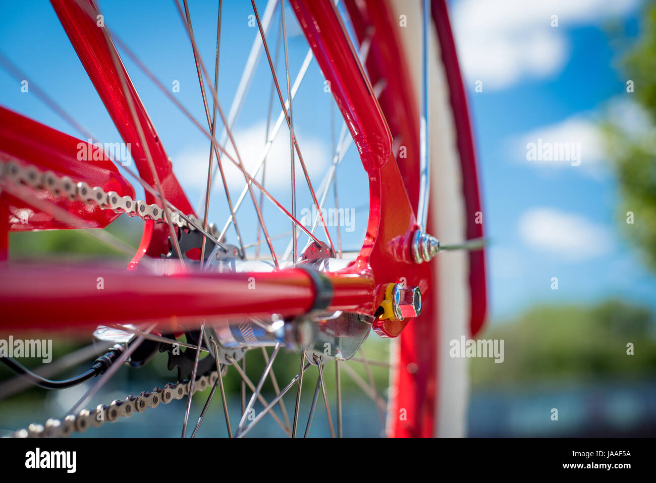 Cadre de vélo rouge, blanc roue sur fond de ciel bleu, concept de style de vie sain et les moyens de transport écologique Banque D'Images