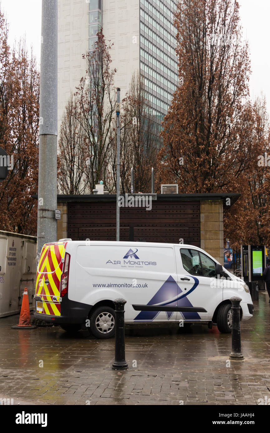 La station de surveillance de la qualité de l'air dans les jardins de Piccadilly, Manchester avec un van de services appartenant à des moniteurs de l'Air Limited stationnée à proximité. La qualité de l'air Banque D'Images