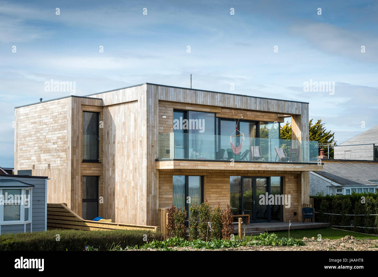 Nouveau et moderne maison côtière d'architecte en bois, doublés de balcon en verre, Banque D'Images