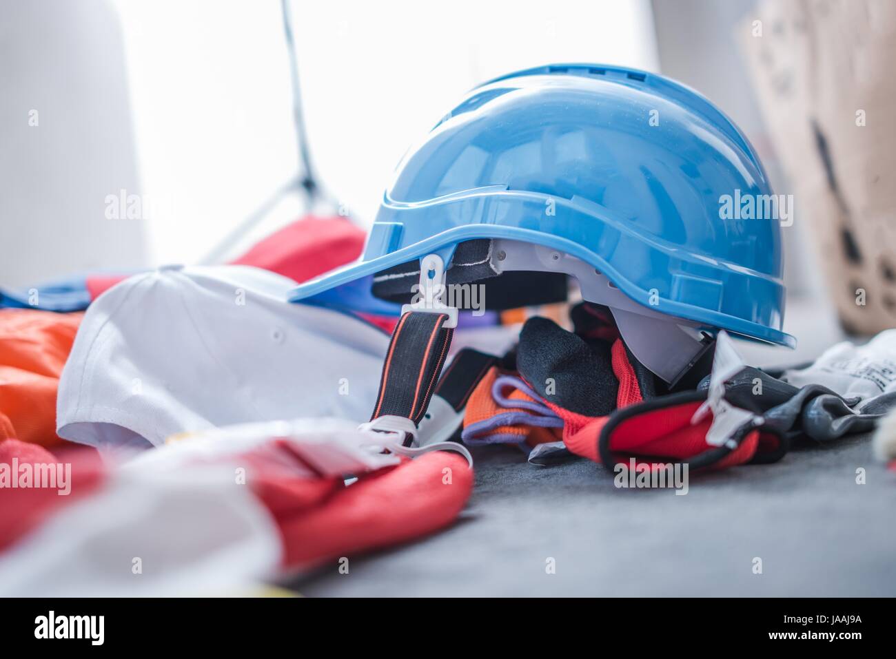 Protection de la construction. Casque de protection en plastique et des gants photo gros plan. Banque D'Images