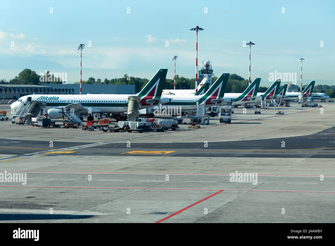 Aéroport international de Linate à Milan, Italie, Europe. Terminal passagers avec avions, avions, avions et avions Alitalia sur piste Banque D'Images