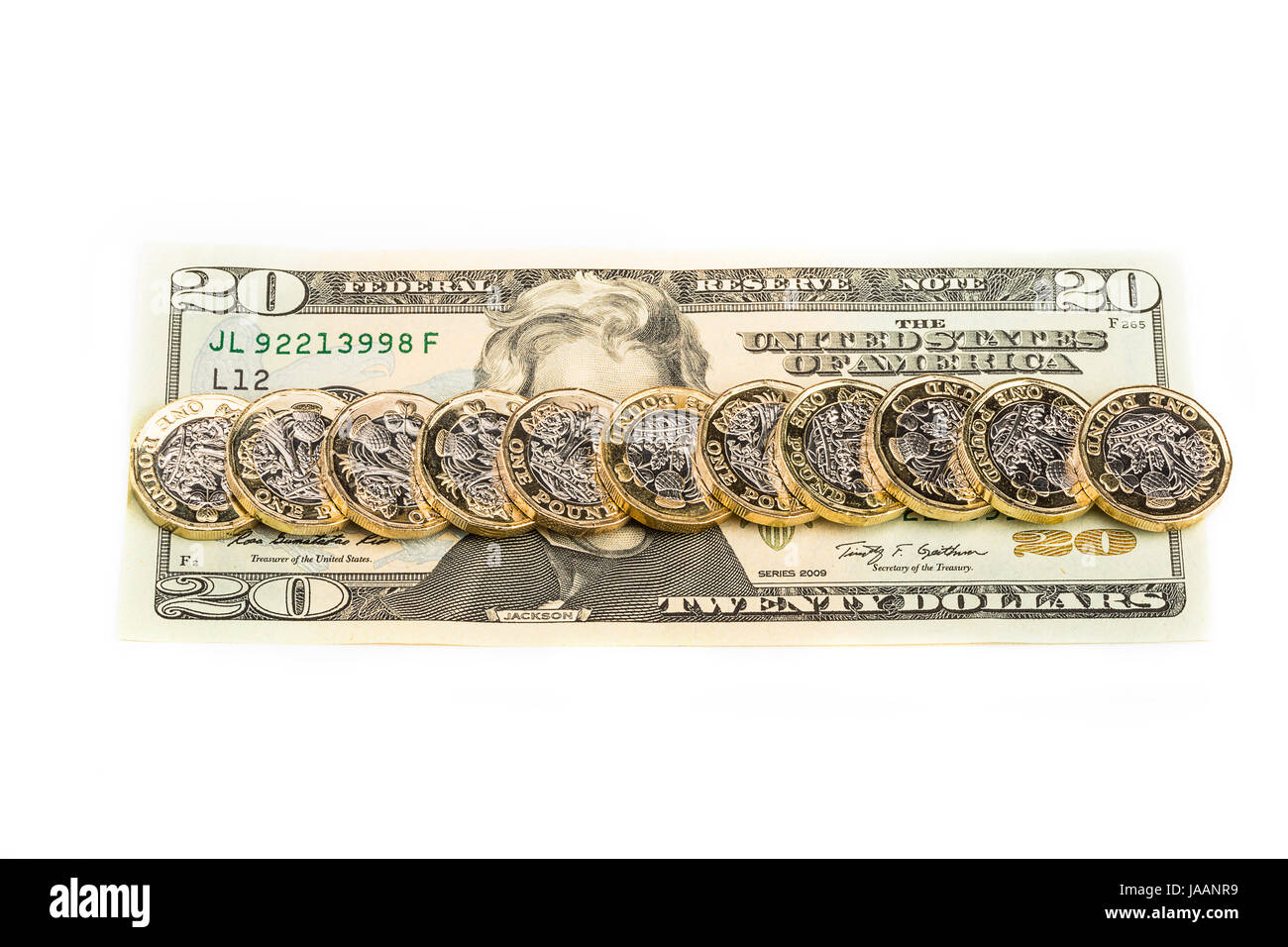 Une livre britannique de pièces sur un US dollar bill Banque D'Images