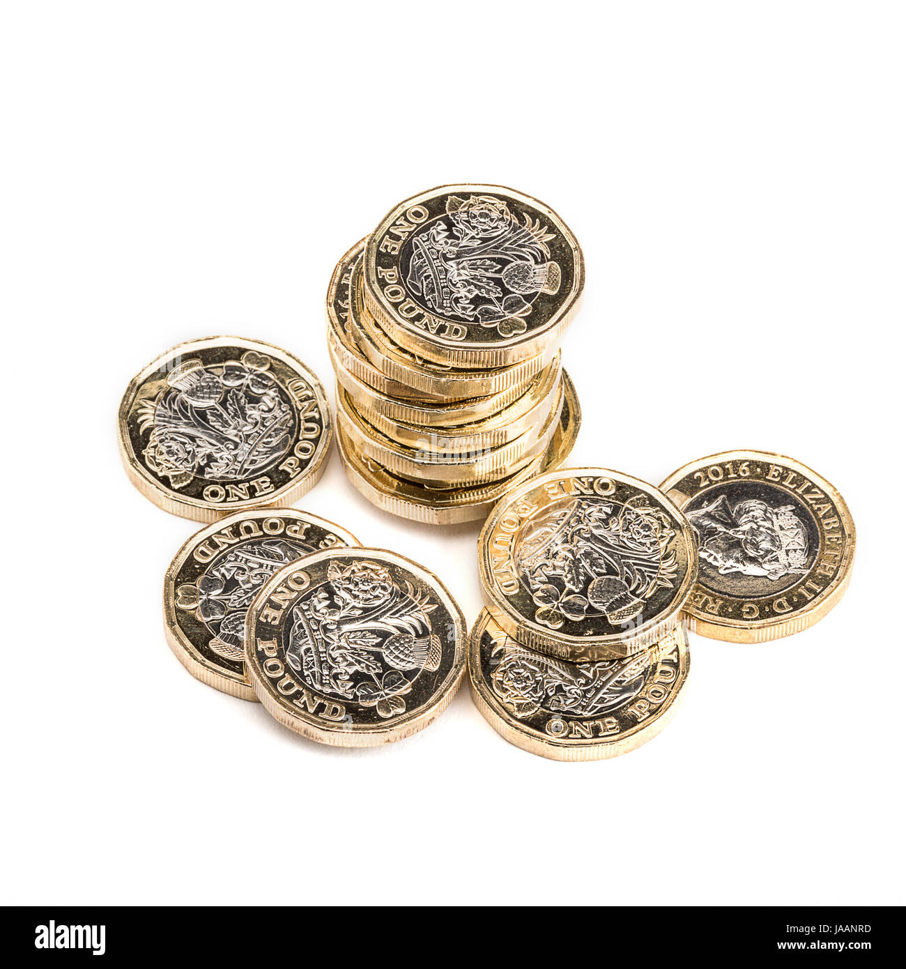 Une livre britannique de pièces sur fond blanc Banque D'Images