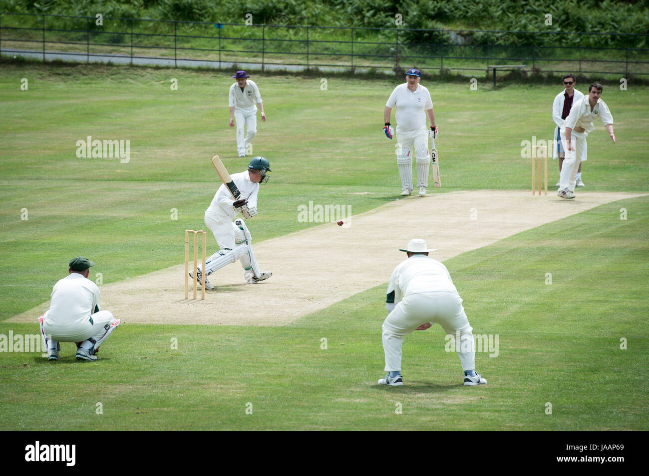 Match Play sur le terrain pendant un match amical entre Cravens Cavaliers et Lynton & Lynmouth Cricket Club à leur base au sol à l'intérieur de la Vallée des Roches, North Devon. Banque D'Images