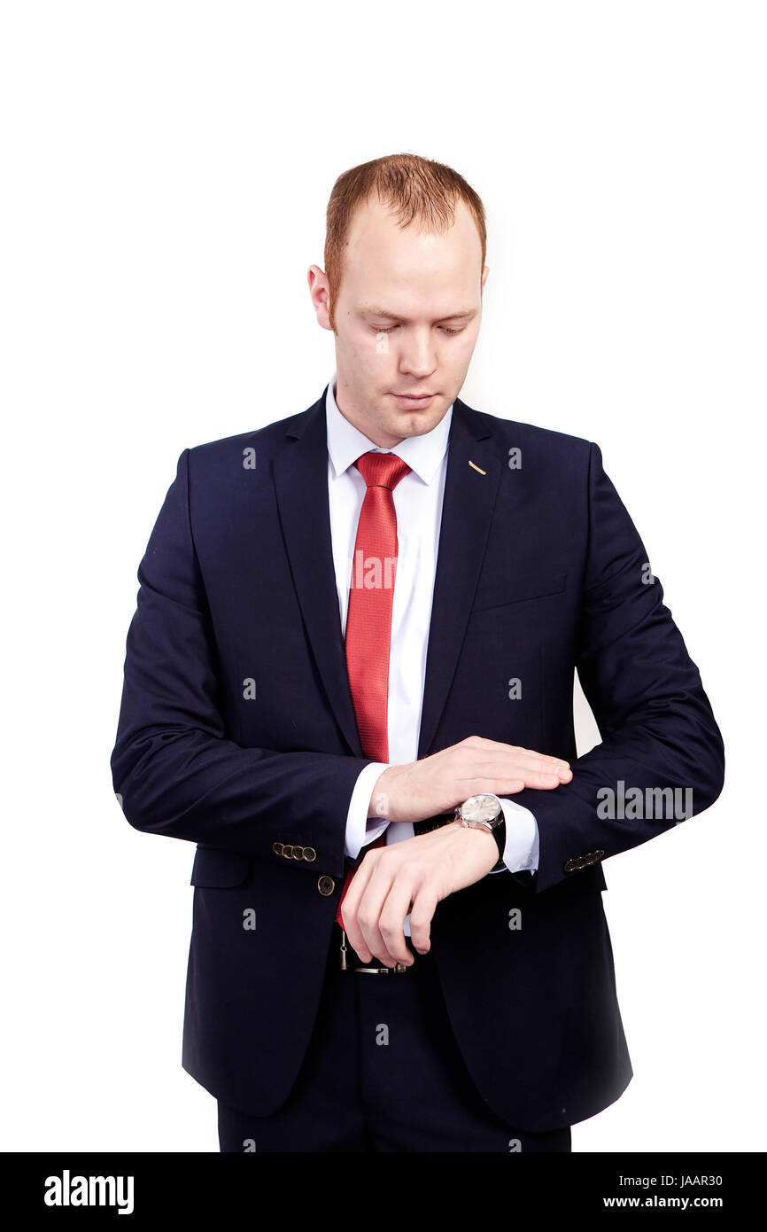 Homme d'affaires en costume et cravate rouge contrôle de temps sur sa  montre-bracelet. mens part avec une montre, montre sur une main d'homme,  les droits de l'époux, mariage prepar Photo Stock -