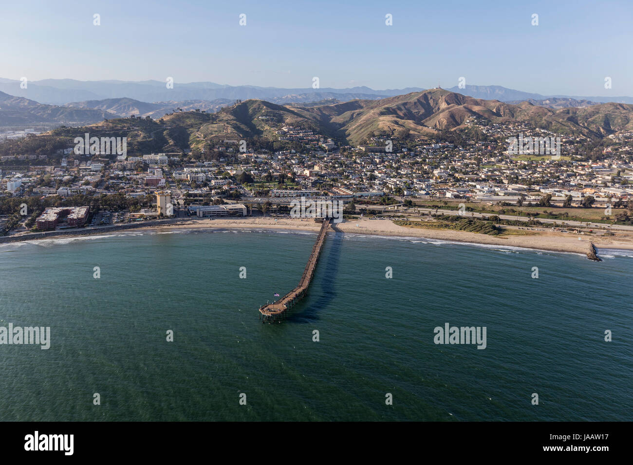 Vue aérienne de jetée de Ventura et la côte du Pacifique dans le sud de la Californie. Banque D'Images
