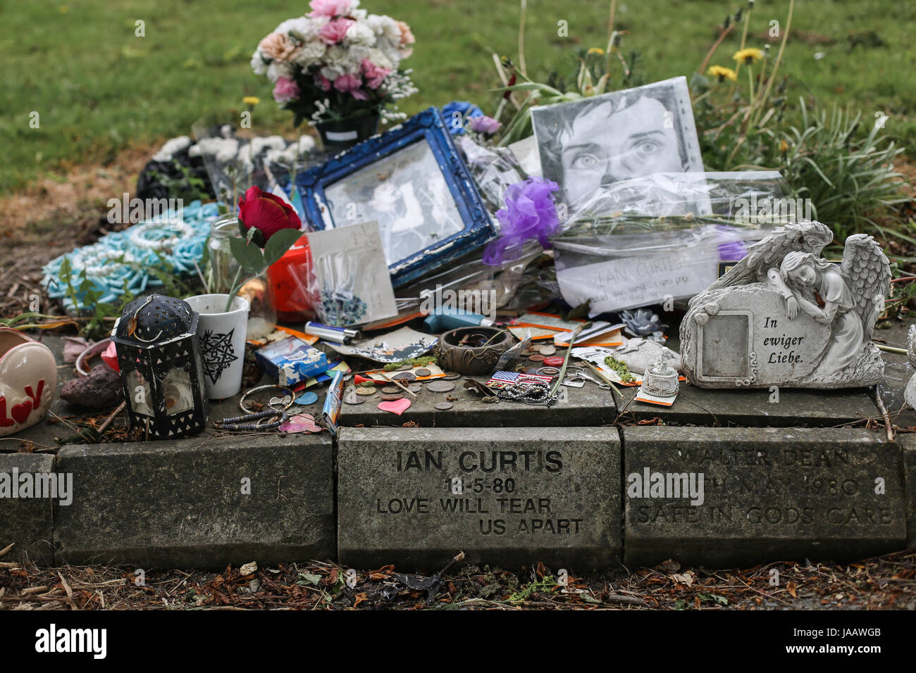 Ian Curtis' memorial stone à Macclesfield crématorium à Macclesfield, Cheshire, Royaume-Uni. L'auteur-compositeur-interprète et musicien était mieux connu comme th Banque D'Images