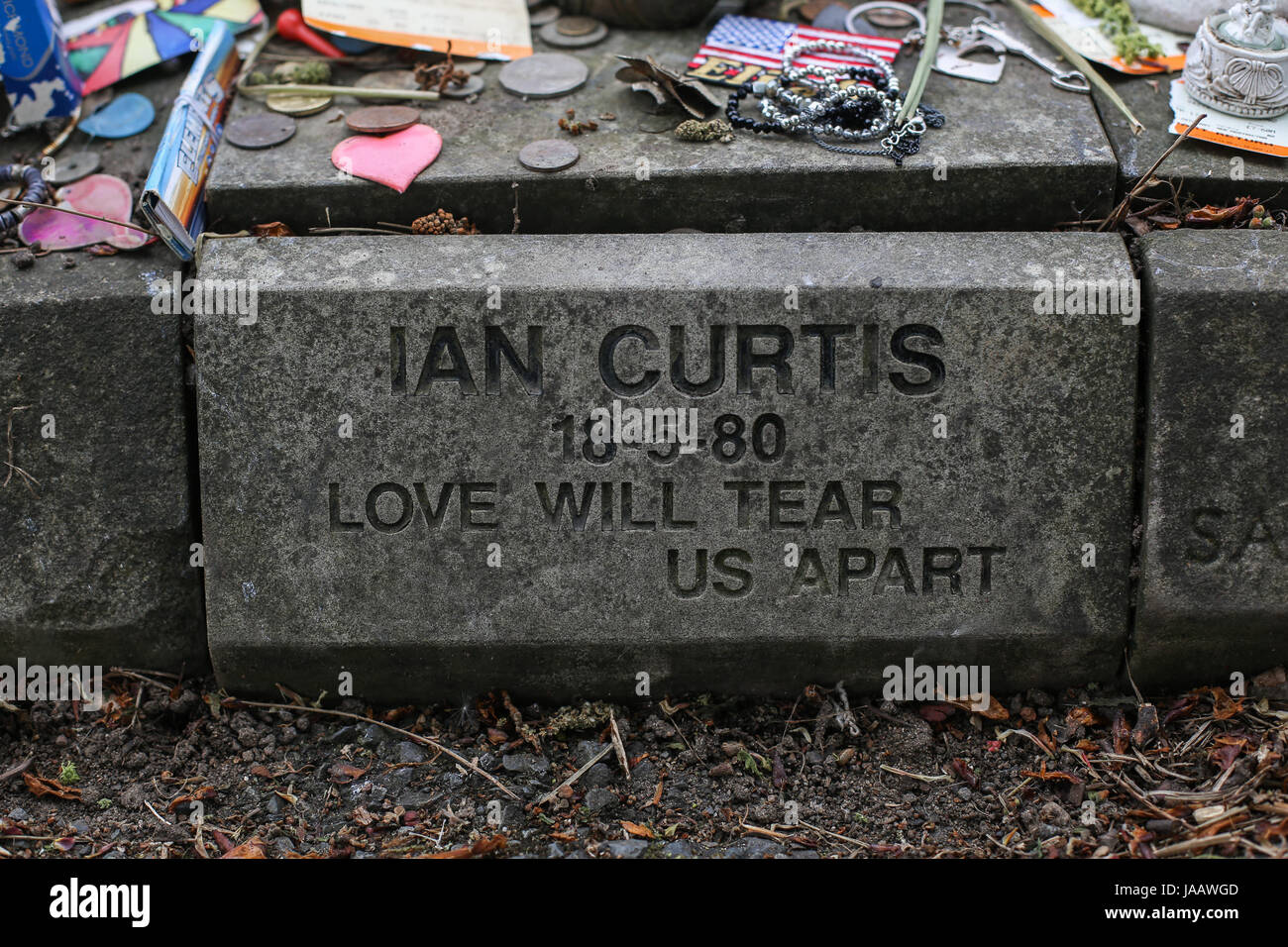 Ian Curtis' memorial stone à Macclesfield crématorium à Macclesfield, Cheshire, Royaume-Uni. L'auteur-compositeur-interprète et musicien était mieux connu comme th Banque D'Images