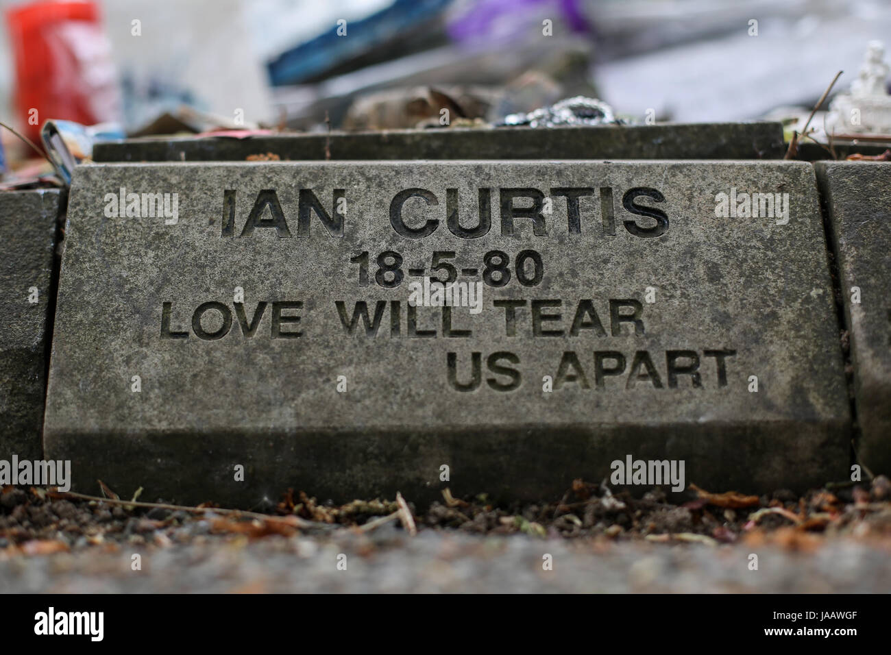 Ian Curtis' memorial stone à Macclesfield crématorium à Macclesfield, Cheshire, Royaume-Uni. L'auteur-compositeur-interprète et musicien était mieux connu comme th Banque D'Images
