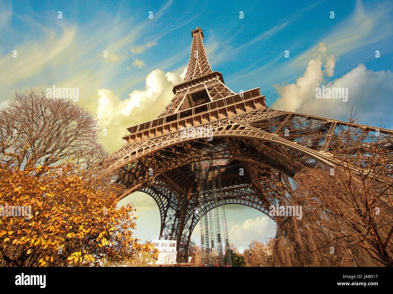 Superbe vue sur la rue de la Tour Eiffel et la végétation d'hiver - Paris. Banque D'Images