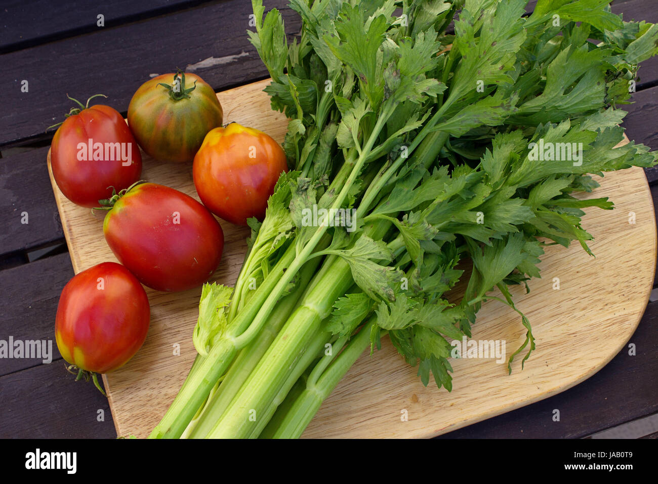 Ingrédients légumes frais pour rendre l'été parfait salade de laitue, tomates, carottes sur la table rustique, d'un éclairage naturel Banque D'Images