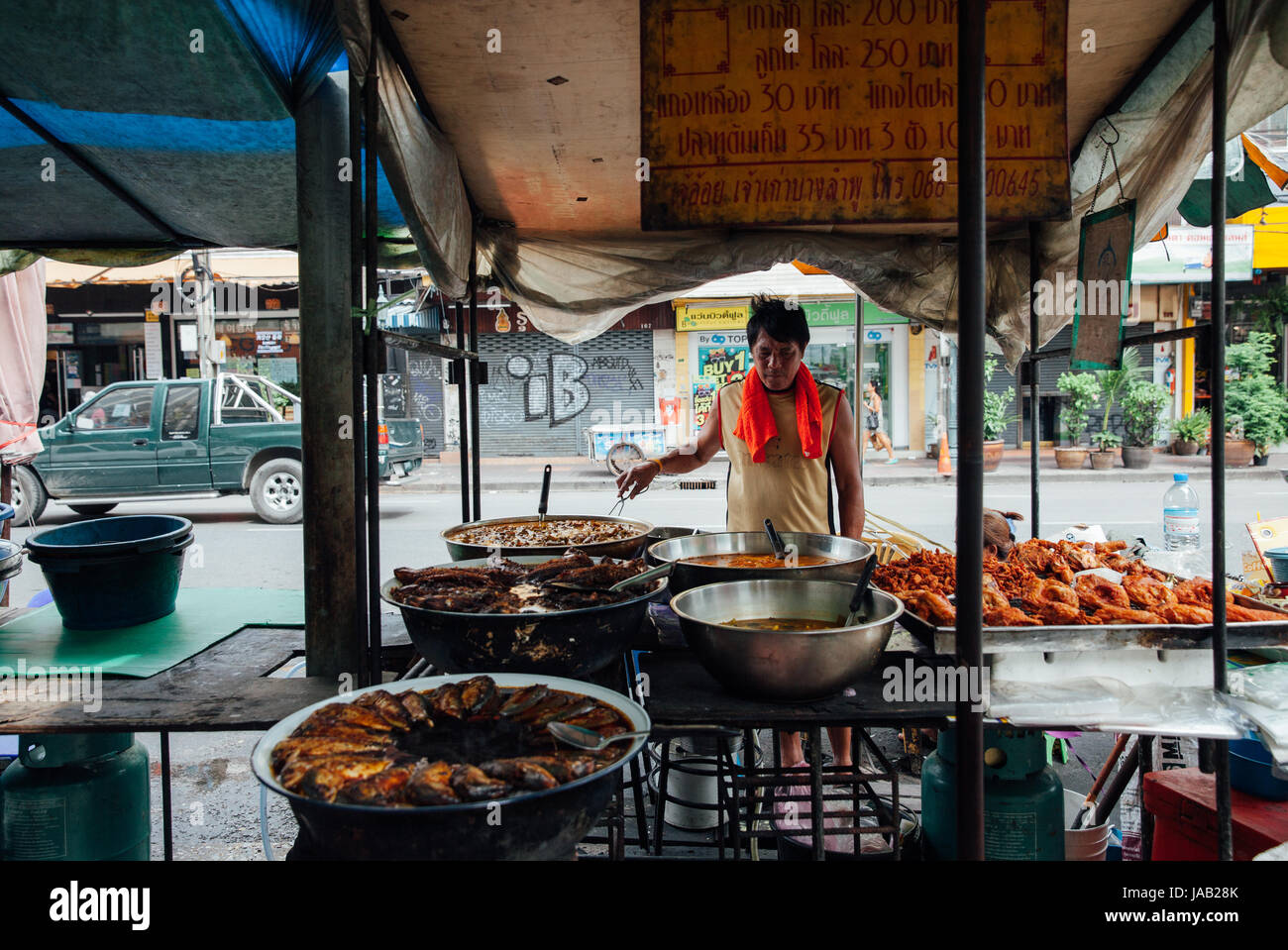 Bangkok, Thaïlande - 11 septembre 2016 : vendeur de rue, la cuisson des aliments dans la rue le 11 septembre 2016 à Bangkok, Thaïlande Banque D'Images