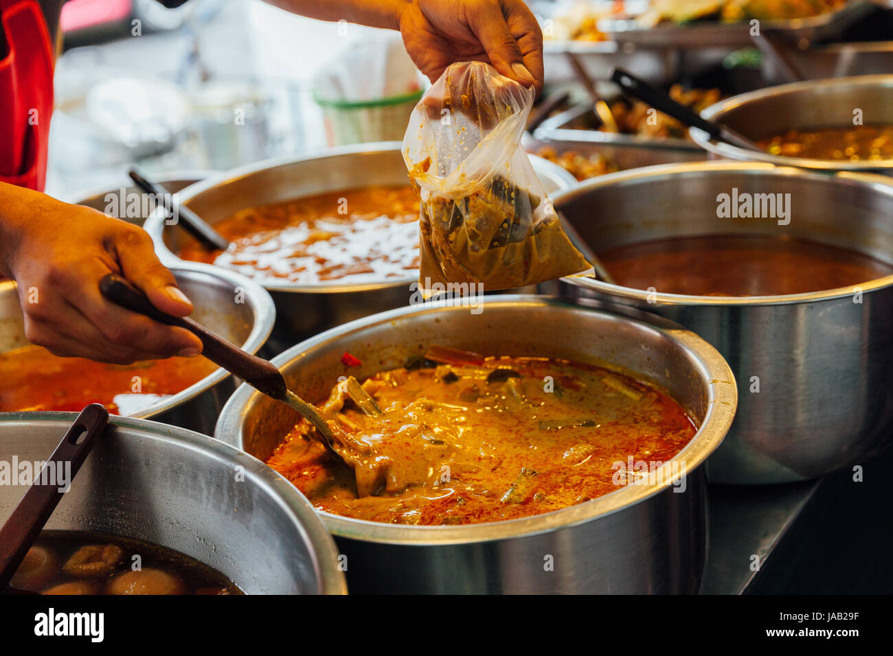 Vendeur de rue la coulée curry dans le sac en plastique, Bangkok, Thaïlande Banque D'Images