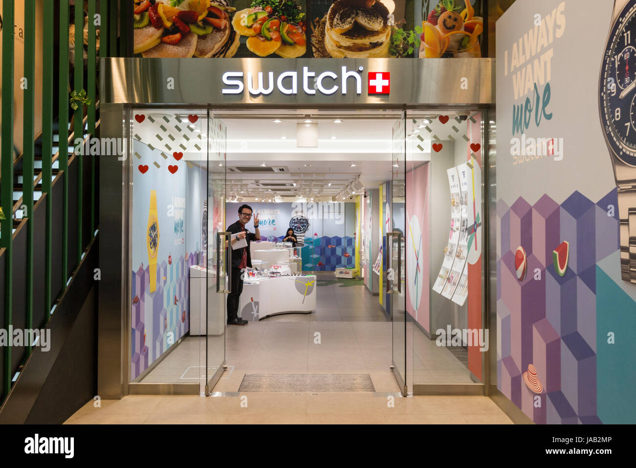 À Osaka Shinsaibashi, montre Swatch store, extérieur à la boutique, en assistant à la recherche à male viewer sécurisant geste. Banque D'Images