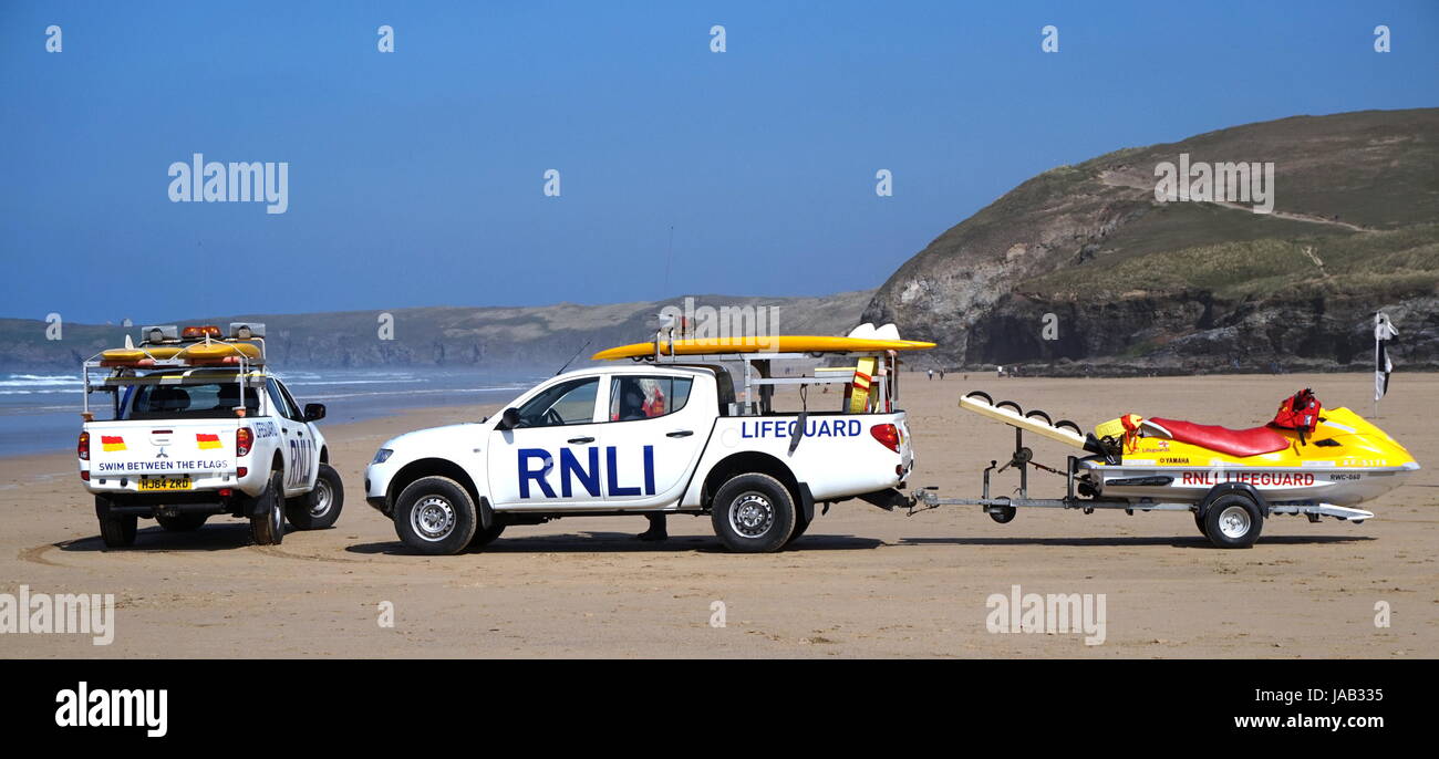 Newquay, Cornwall, UK - 7 Avril 2017 : Sauveteur RNLI sur un jetski et camions Cornish Surfing Beach à Newquay Banque D'Images