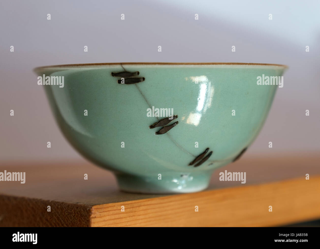 Un bol en porcelaine brisée à partir de la dynastie des Qing (1644-1912) a été réparé parfaitement avec les traditionnels Chinois Ju ci handcraft. Banque D'Images